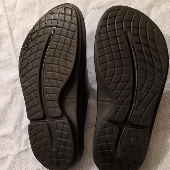 OOFOS Silver and Black Slide Sandals - Picture 3 of 5